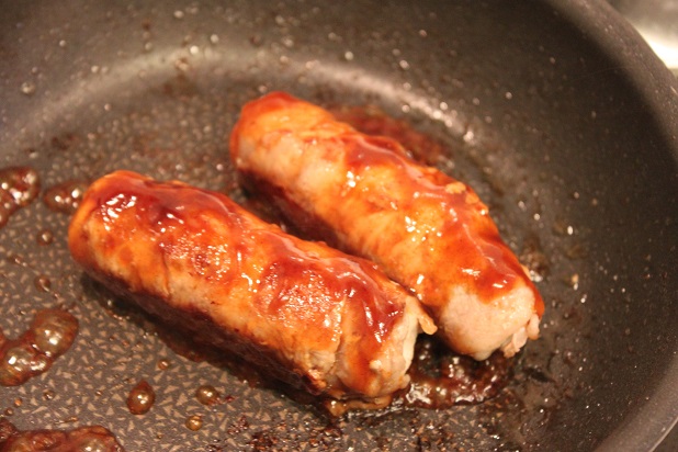 肉巻きにソースをからめる 肉巻きにソースをからめる