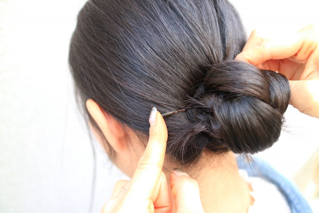 巻く手間いらず！三つ編みだけでできる「ゆるお団子」ヘアの作り方