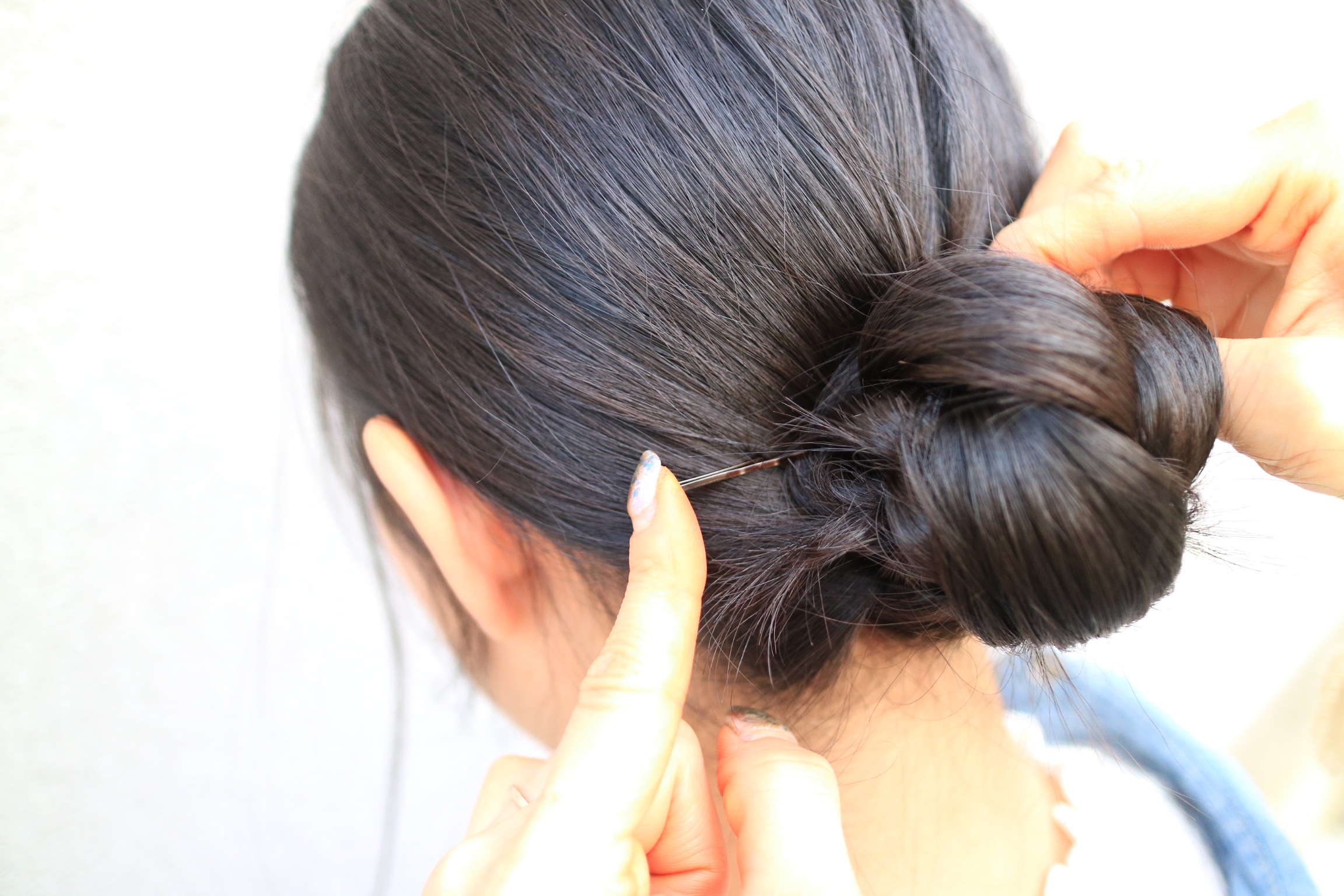 巻く手間いらず！三つ編みだけでできる「ゆるお団子」ヘアの作り方