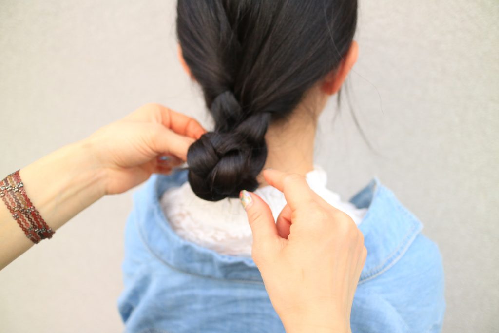 巻く手間いらず！三つ編みだけでできる「ゆるお団子」ヘアの作り方