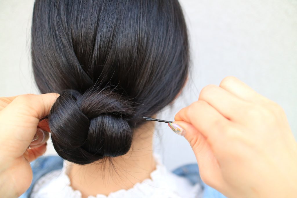 巻く手間いらず！三つ編みだけでできる「ゆるお団子」ヘアの作り方