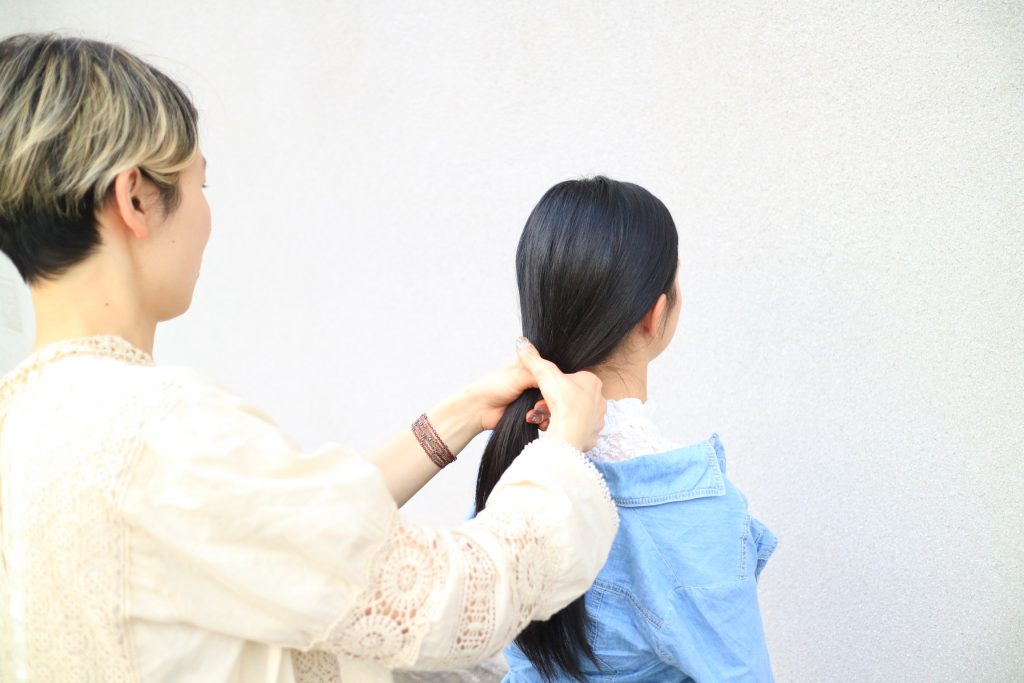 巻く手間いらず！三つ編みだけでできる「ゆるお団子」ヘアの作り方