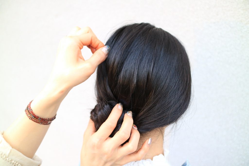 巻く手間いらず！三つ編みだけでできる「ゆるお団子」ヘアの作り方