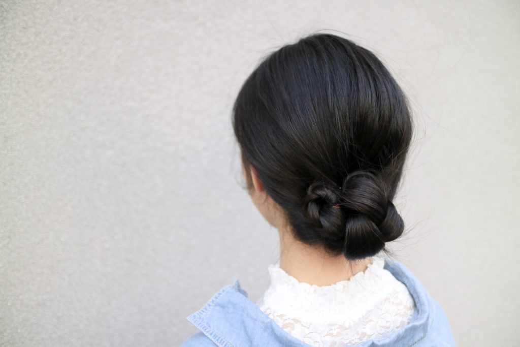 巻く手間いらず！三つ編みだけでできる「ゆるお団子」ヘアの作り方