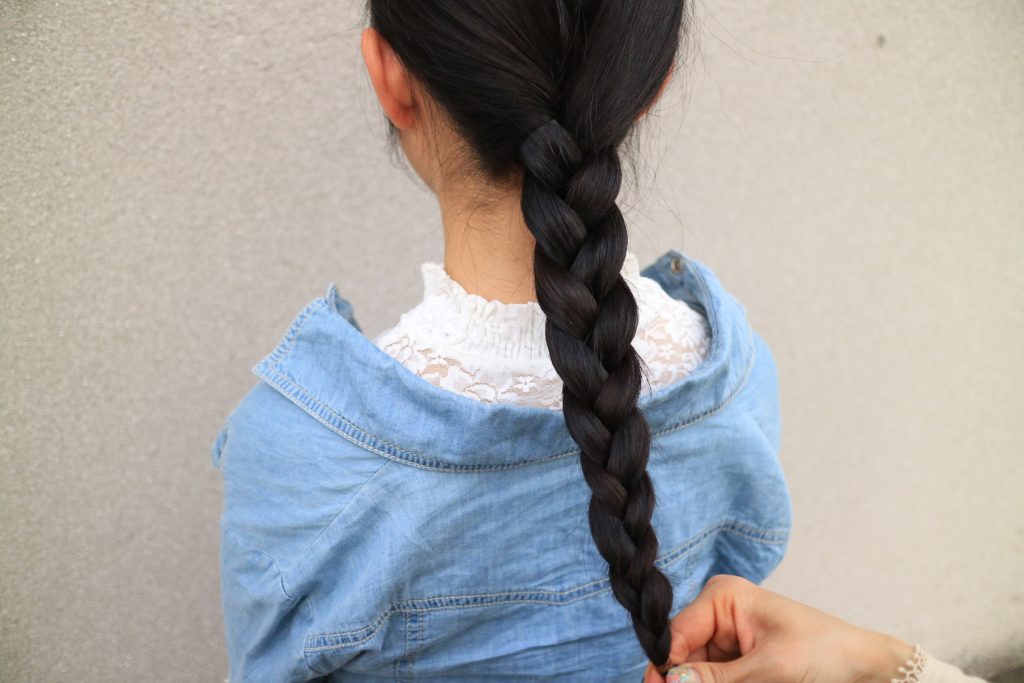 巻く手間いらず！三つ編みだけでできる「ゆるお団子」ヘアの作り方