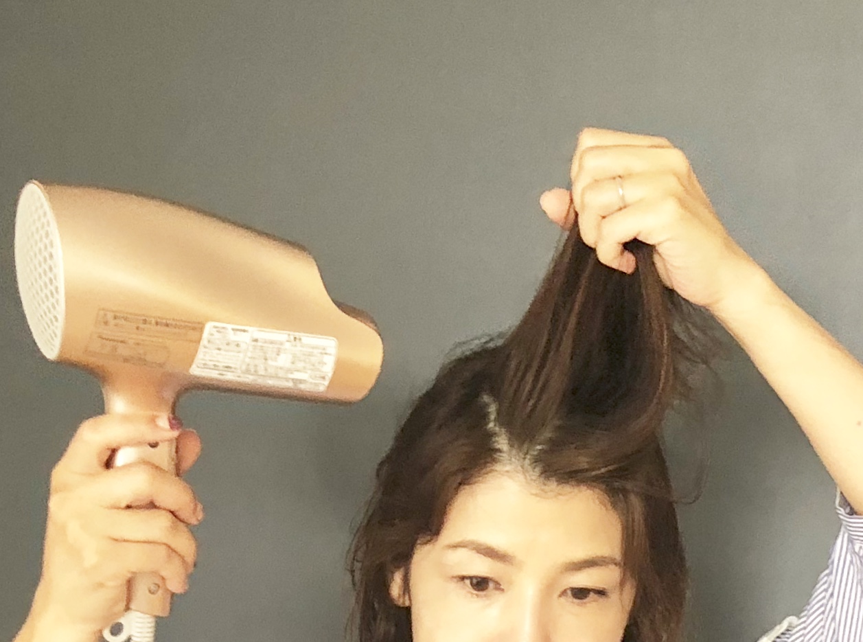 髪をふっくらボリュームアップ！「時短ヘアスタイリング」4つのコツ