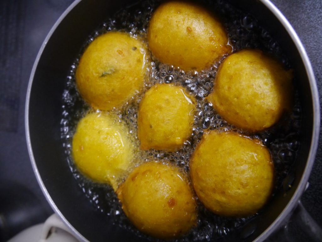 秋の味覚♪オーブンがなくても作れる「カボチャのまんまるドーナッツ」