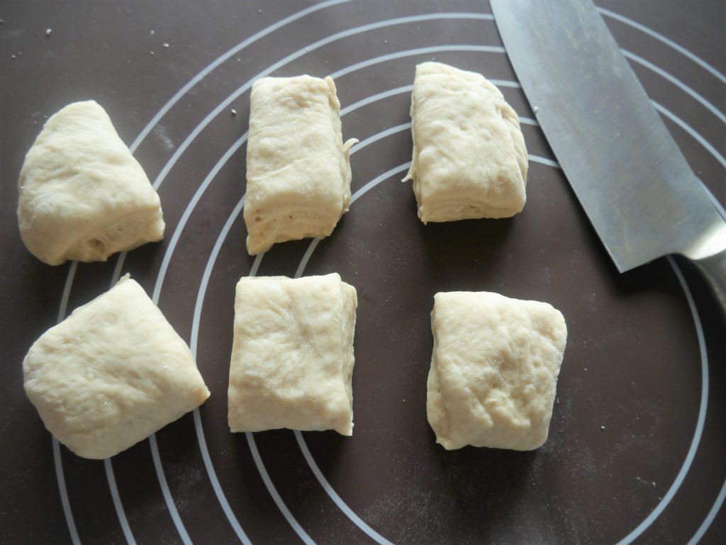パン生地を整形する パン生地を整形する