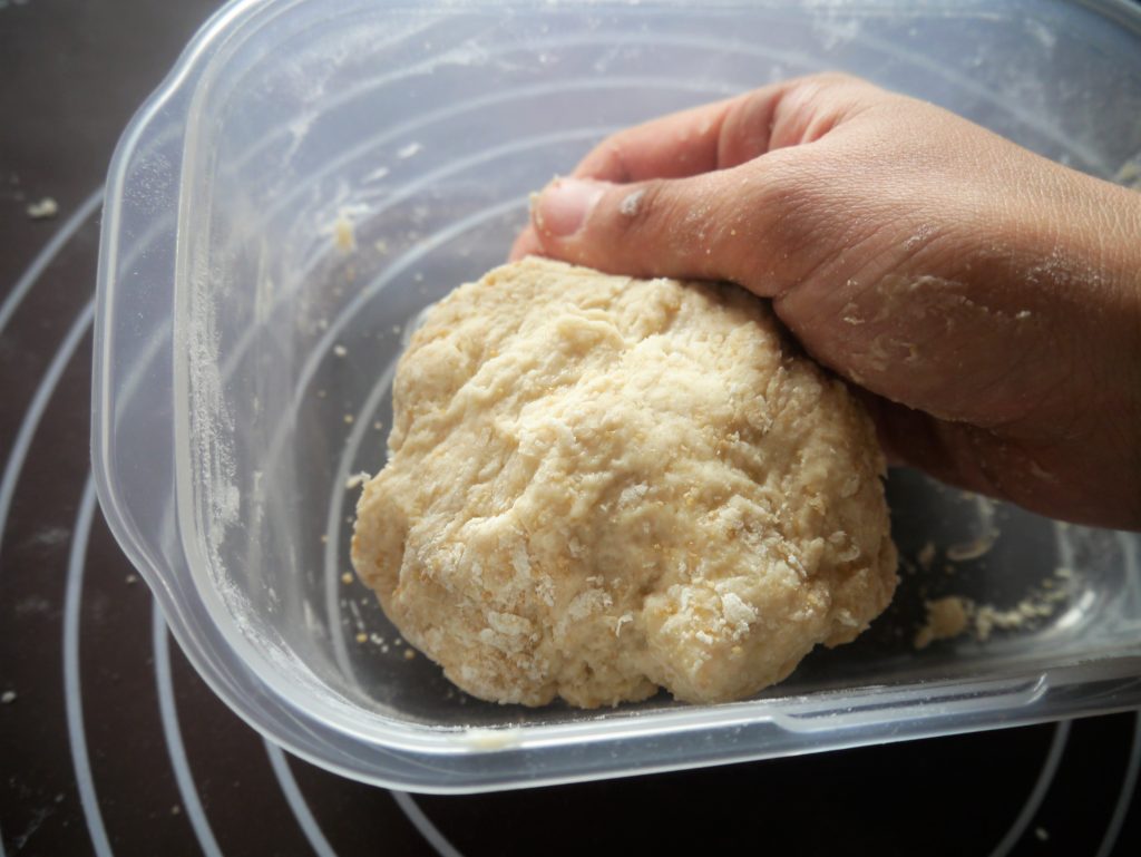 パン生地を粉気がなくなるまで手で練りまぜる パン生地を粉気がなくなるまで手で練りまぜる