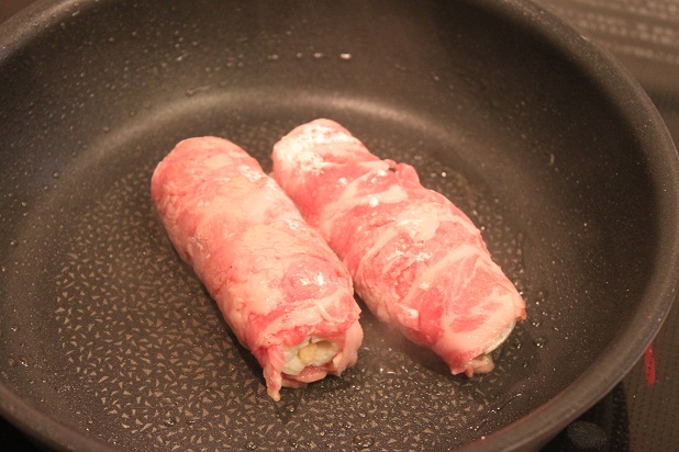 ちくわの肉巻きを焼く ちくわの肉巻きを焼く
