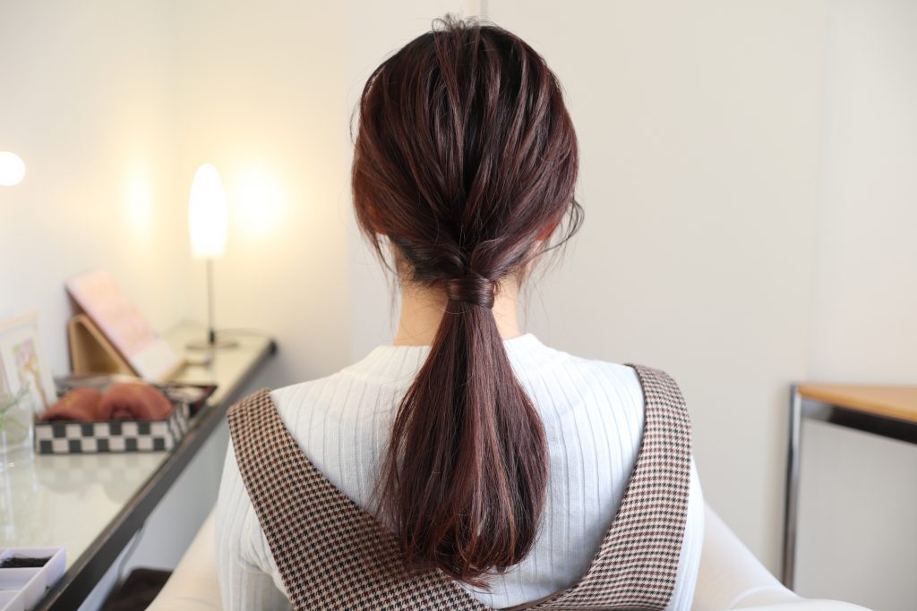 全体のバランスを見て毛束を少し引き出せば、簡単こなれポニーテールの完成です。