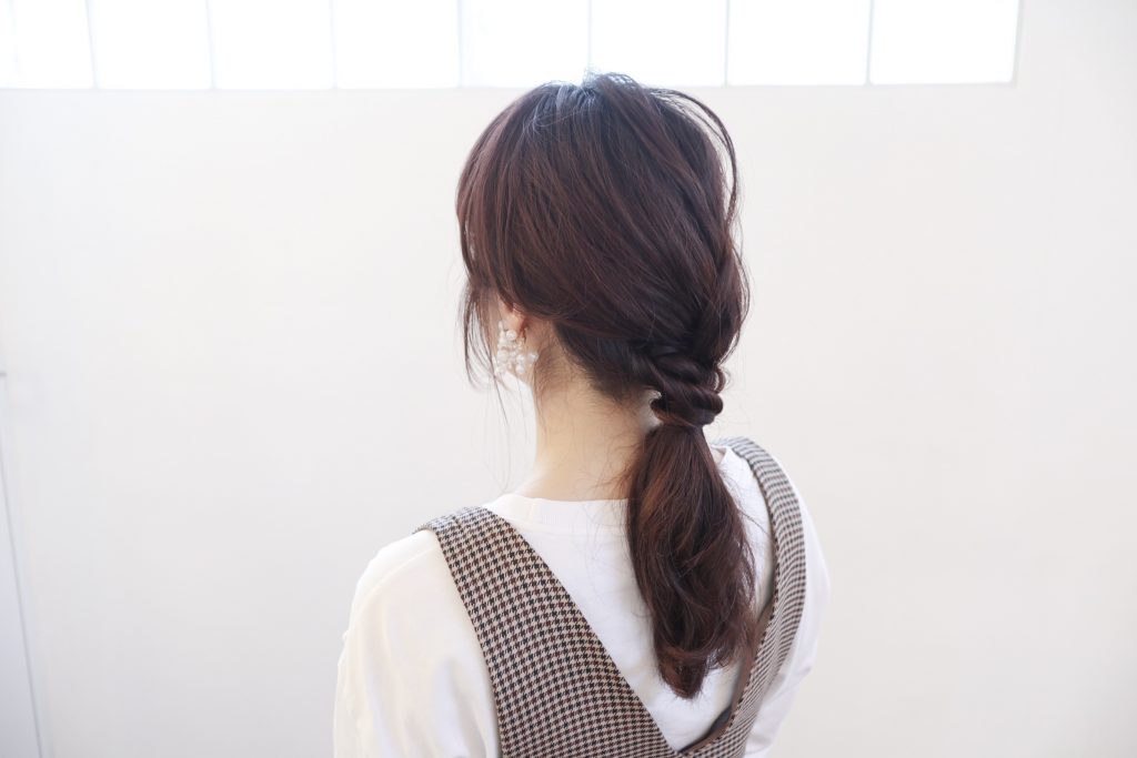 簡単にできて崩れにくい！「編み込み風ポニーテール」