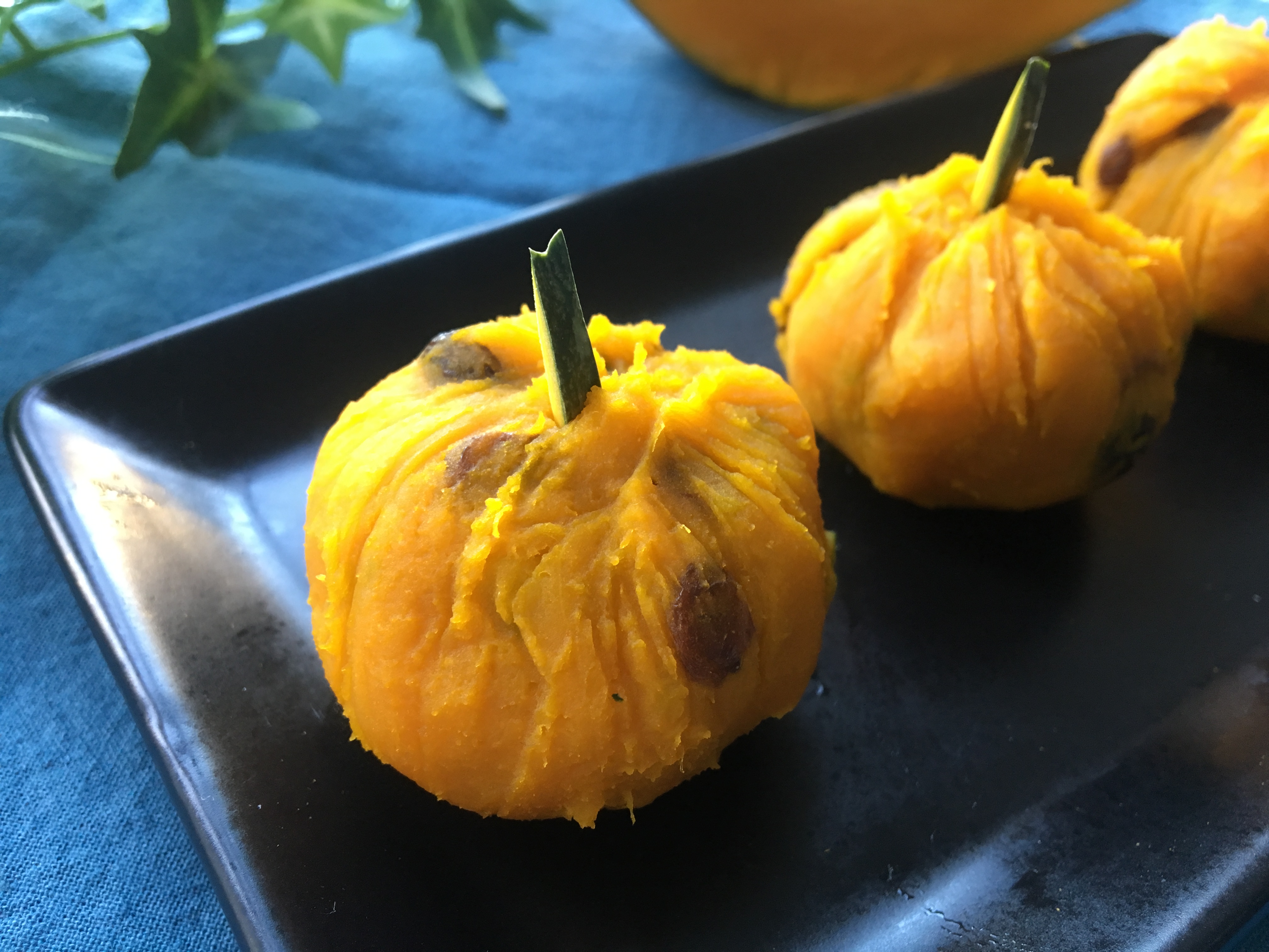 チンして混ぜてラップでギュッ!材料3つで簡単「かぼちゃの茶巾包み」