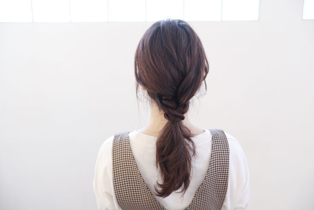 簡単にできて崩れにくい！「編み込み風ポニーテール」