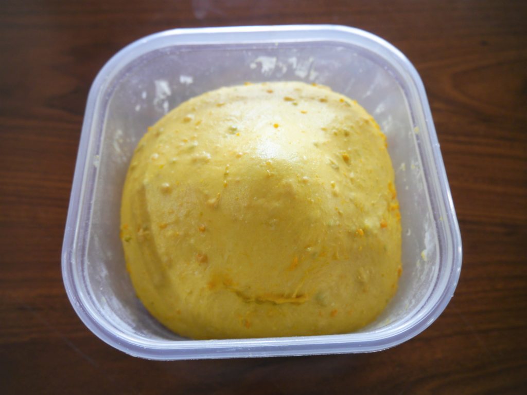 一晩経った生地。タッパーいっぱいに膨らんでいます。 一晩経った生地。タッパーいっぱいに膨らんでいます。