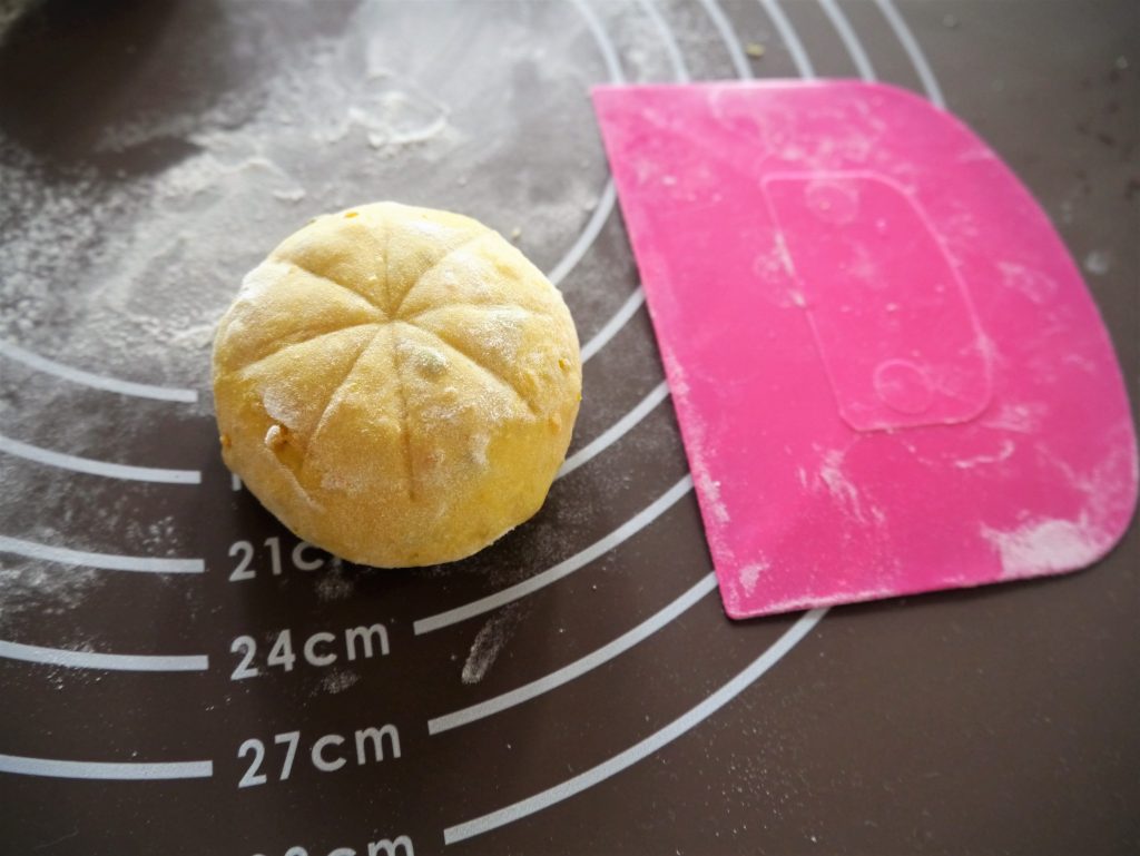 かぼちゃパンの成形 かぼちゃパンの成形