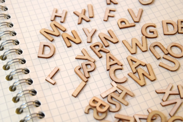 「長ーい英単語」トリビア3選！“floccinaucinihilipilification”って何て意味!?