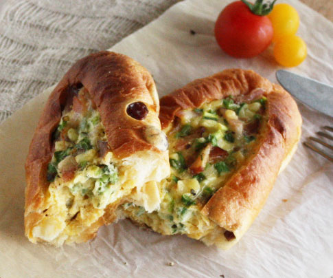 パン＋卵をチンして焼くだけ！朝のおかずパン「ベイクドエッグボート」