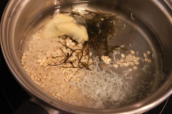 鍋に材料を入れる