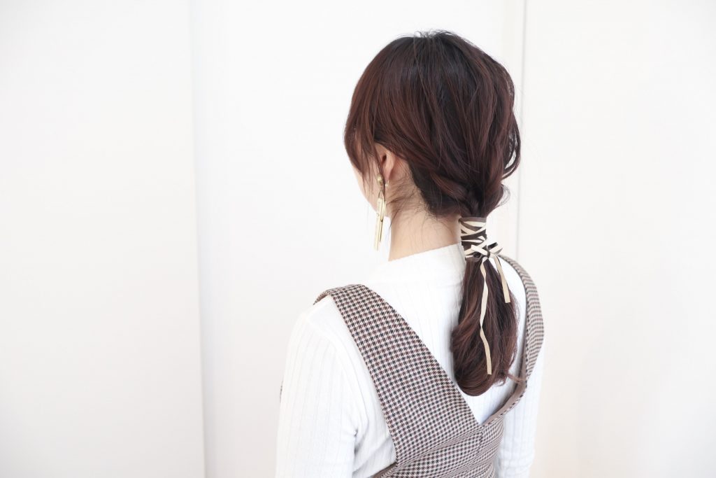 シンプルなまとめ髪にちょい足し!「革ひも」ヘアアレンジの作り方