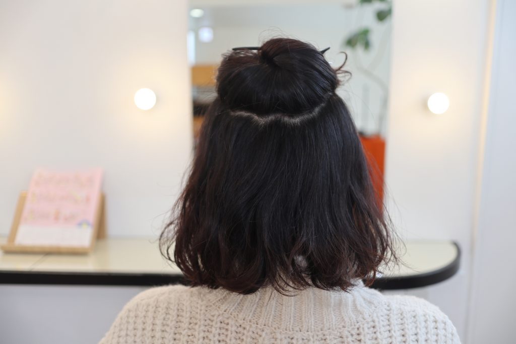 ハチ上のトップの髪だけを、あらかじめクリップなどでとめておく