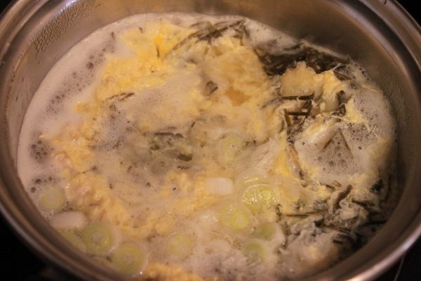 溶き卵を回し入れる。