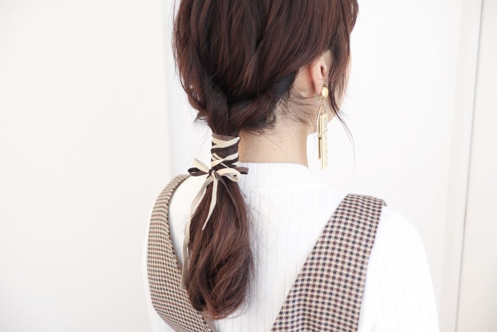 シンプルなまとめ髪にちょい足し!「革ひも」ヘアアレンジ