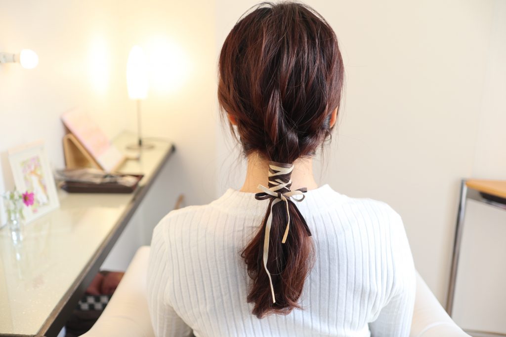 シンプルなまとめ髪にちょい足し!「革ひも」ヘアアレンジの作り方