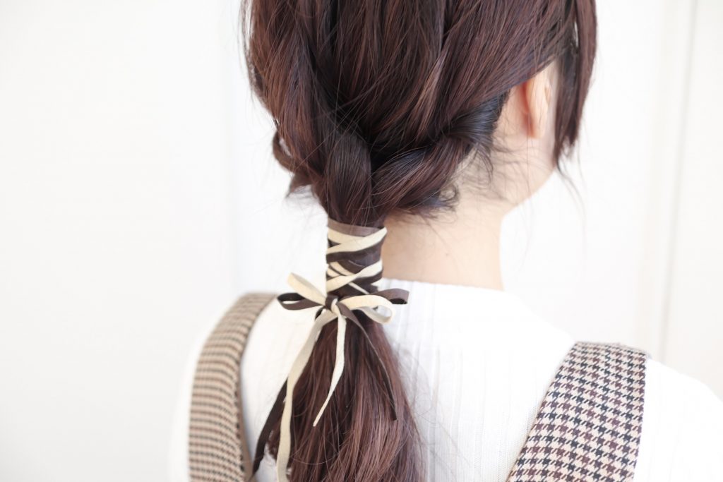 シンプルなまとめ髪にちょい足し!「革ひも」ヘアアレンジの作り方