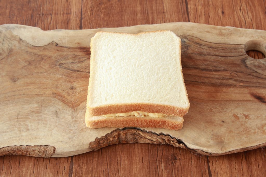 食パンでスクランブルエッグを挟む