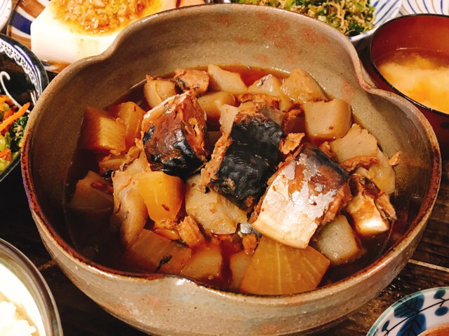 朝10分で仕込みOK♪帰宅後すぐ食べられる「サバ缶とこんにゃくの煮物」