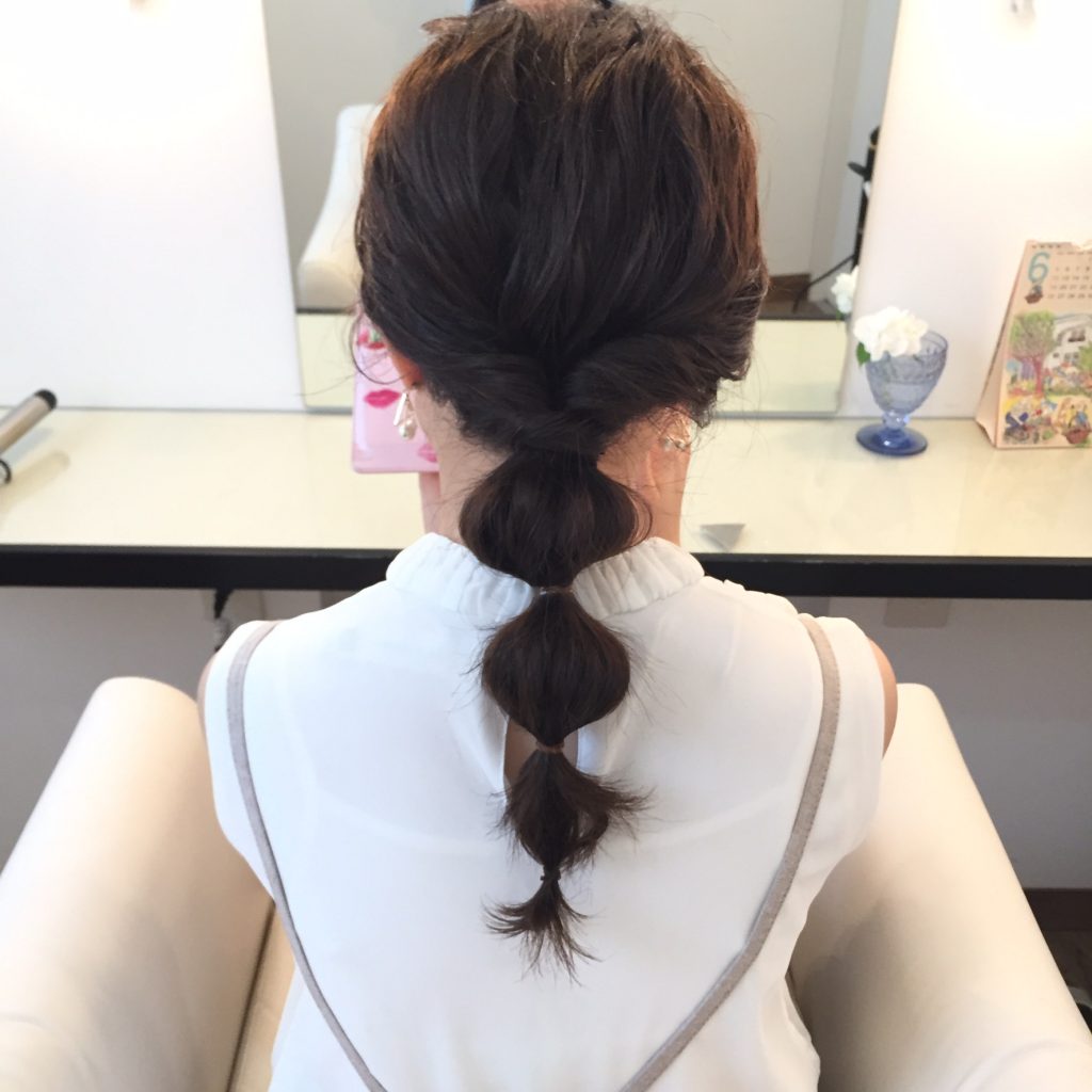 玉ねぎみたいに毛束を引き出せば、可愛いころんとした玉ねぎヘアアレンジの完成