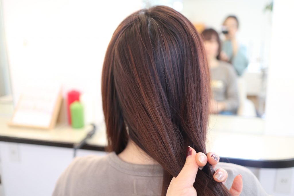 左サイドの髪だけ残し、後ろの左右、右サイドの3つをひとつにまとめて…