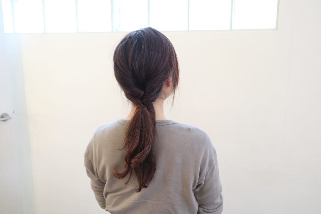 くるりんぱだけで簡単!こなれ感たっぷり「ひとつ結びヘア」