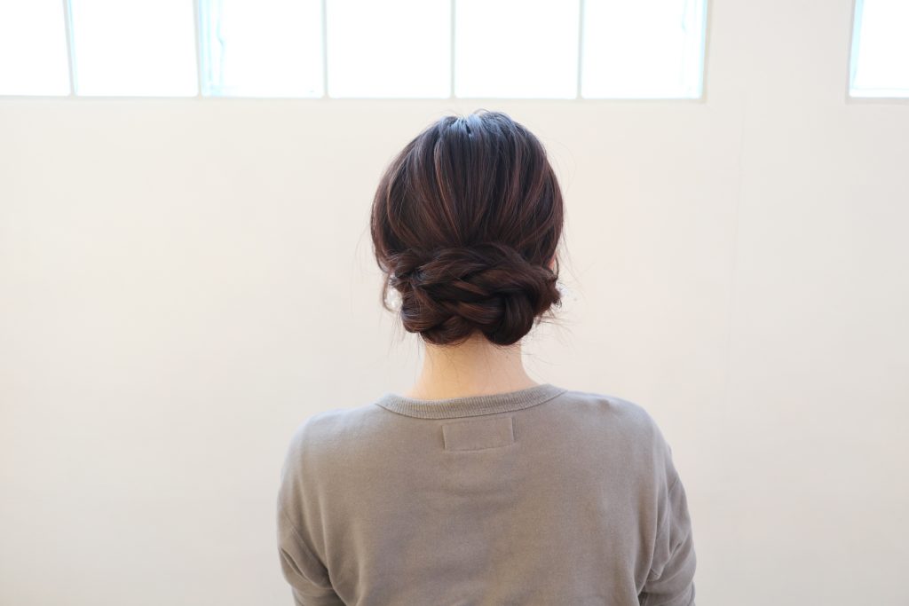 面倒なテクニックは不要♪帰省や旅行先でも簡単「おめかし」ヘアアレンジ術