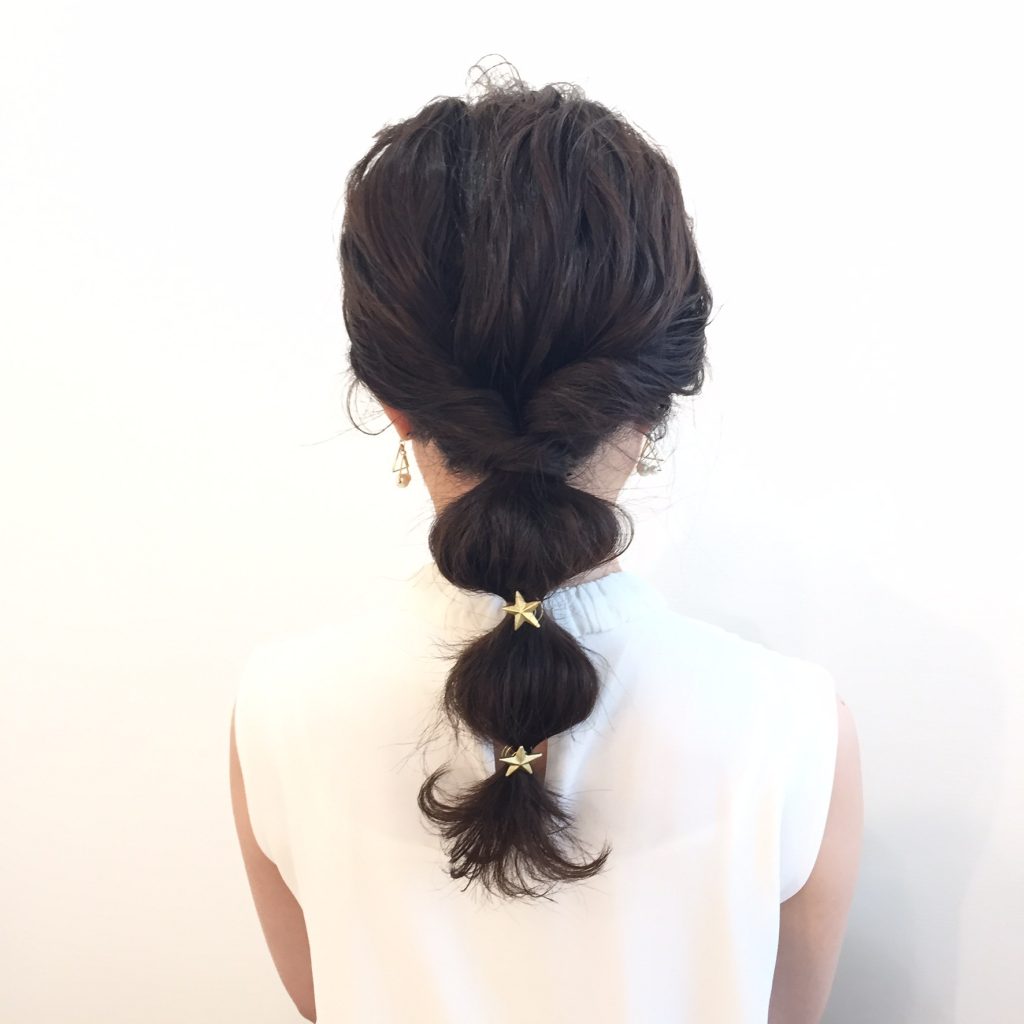 ゴムの結び目にヘアアクセを付けても可愛いです。