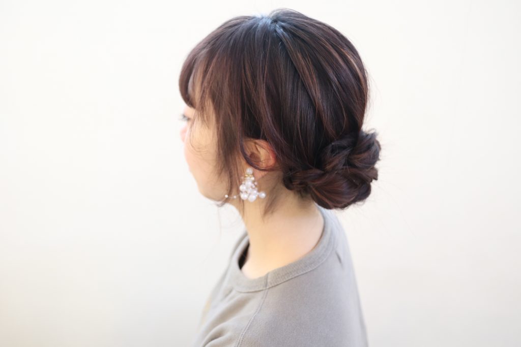 面倒なテクニックは不要♪帰省や旅行先でも簡単「おめかし」ヘアアレンジ術