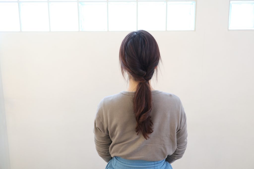 くるりんぱだけで簡単!こなれ感たっぷり「ひとつ結びヘア」
