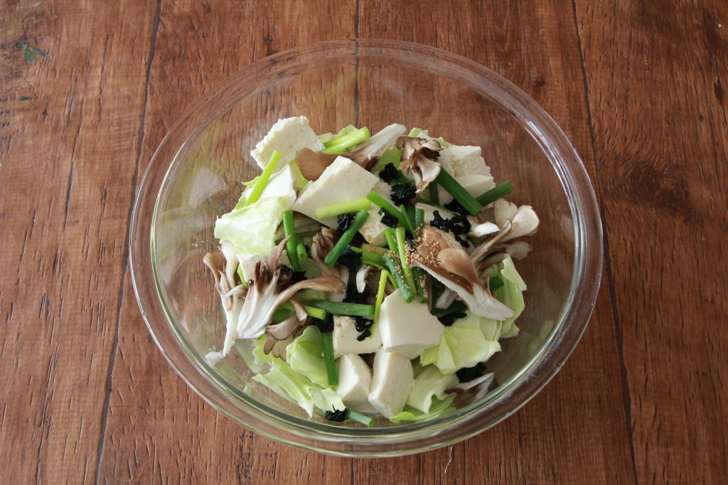 包丁いらずで具だくさん「レンジ味噌汁」の材料
