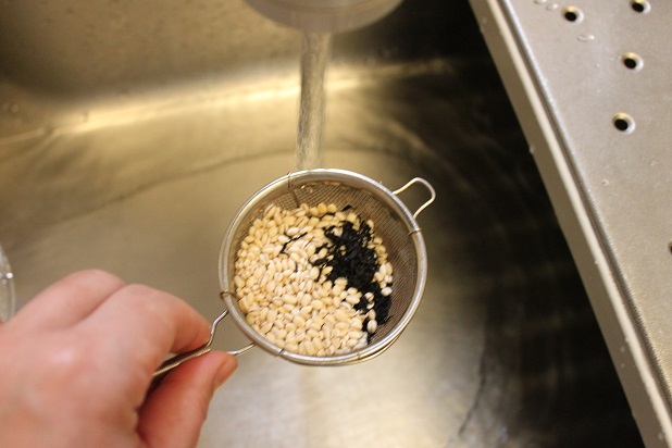 ひじきともち麦は、少量のため、茶こしでに入れて一緒にあらうと楽です。