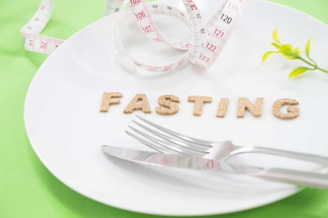 食べないのは12時間だけ！飲み会が続いた時におすすめ「半日ファスティング（断食）」