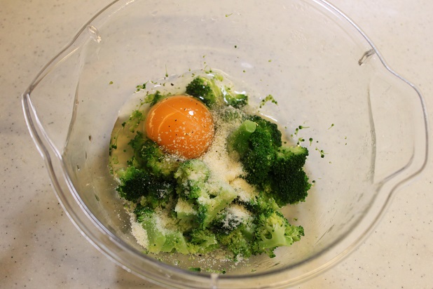 卵と塩とこしょう、粉チーズを入れて混ぜる。