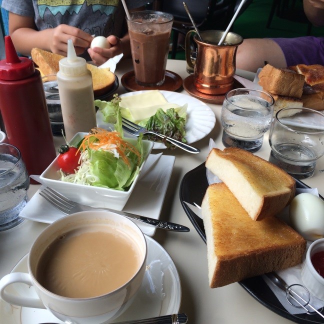 家族と楽しむ喫茶店のモーニング