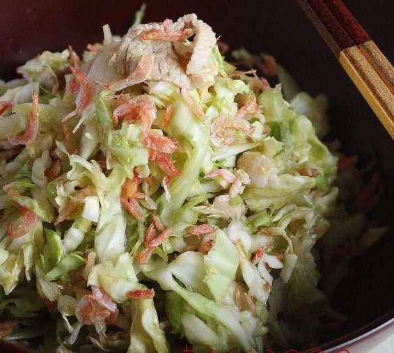 お正月太りをおいしくリセット！塩もみキャベツと茹で豚のサラダ ♪