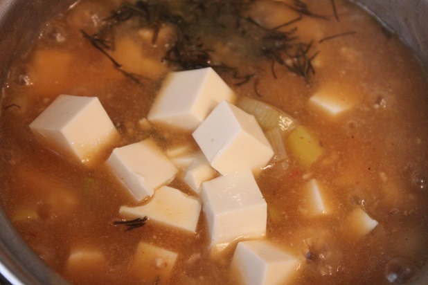 角切りにした豆腐と刻み昆布を入れる。
