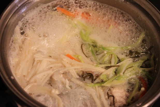 糸こんにゃくを適当な大きさに切って茹で、ザルに広げて、水分を切る。