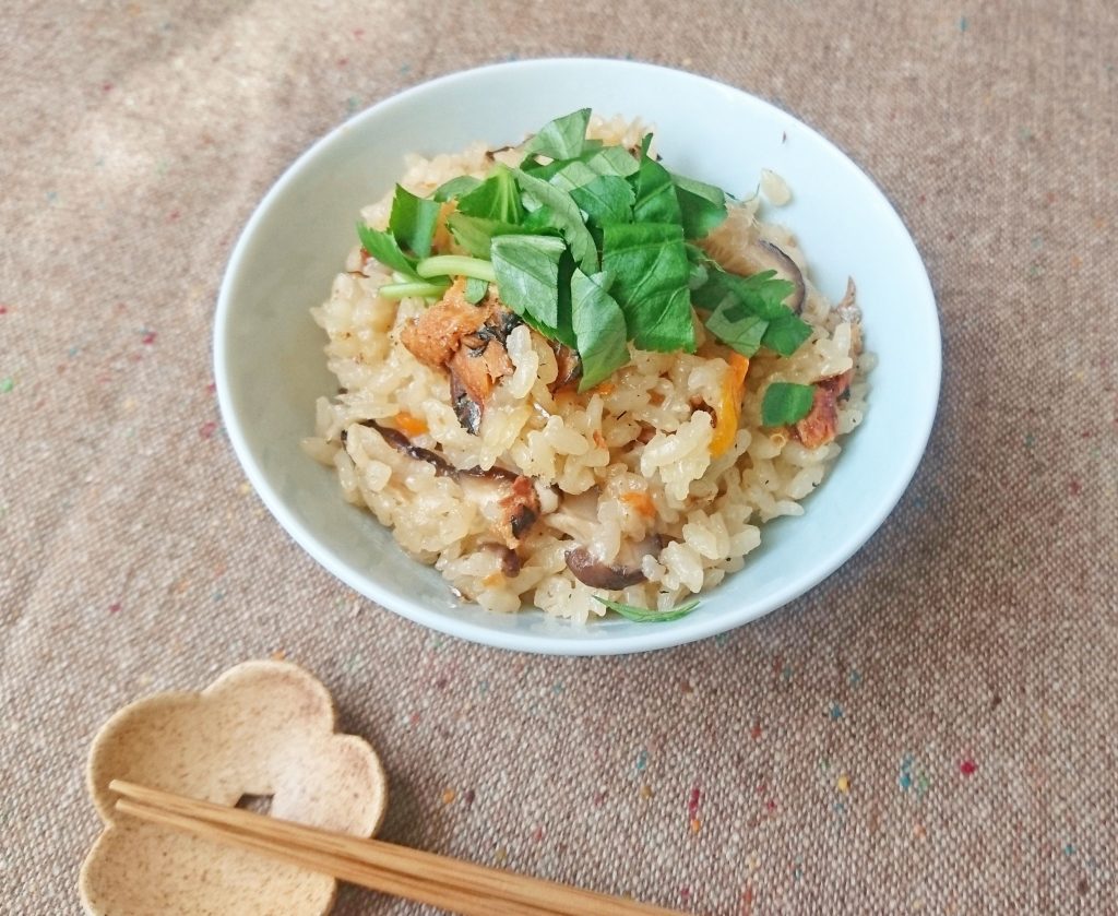 余ったお餅と缶詰で簡単朝ごはん！「もちもち炊き込みご飯」