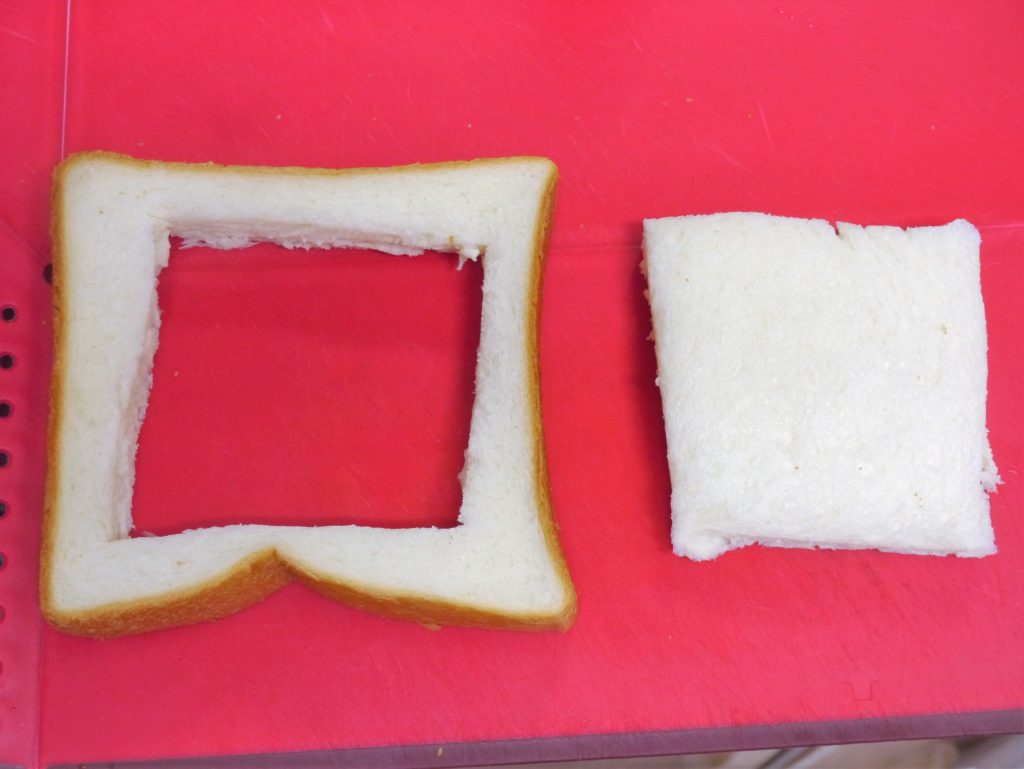 くり抜いた食パン
