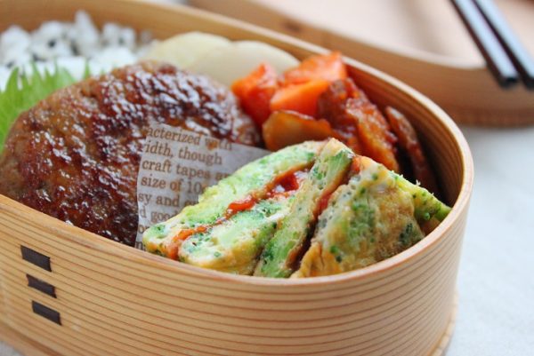 卵焼きよりずっとラク!「ブロッコリーとチーズのサンドオムレツ」のお弁当