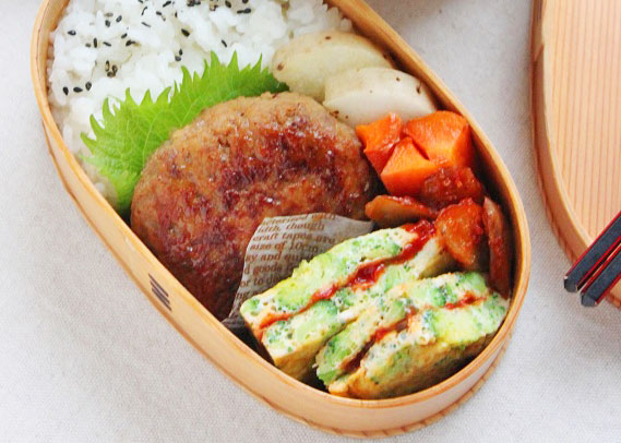 卵焼きよりずっとラク！「ブロッコリーとチーズのサンドオムレツ」のお弁当